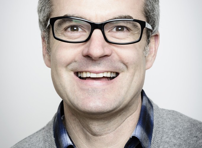 harmaa mies villapaidassa